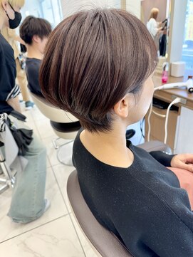 アッシュ 下北沢店(Ash) ベージュカラーの耳掛けショートボブ