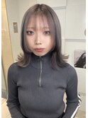 ホワイトグレージュミニウルフミディアムヘアレイヤーカット