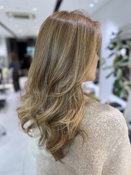 ステア ケース(stair case) 白髪の浮きを抑えながら明るくリタッチ　脱白髪染め