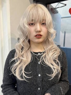 シェノン 表参道(CHAINON) ホワイトブロンド / ブリーチ / フォワード巻き