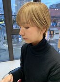 担当西田　ショートボブ　ベージュ　ペールカラー　ワイドバング