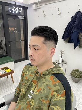 ウェルネス(Wellness) かきあげスタイル、スキンフェード