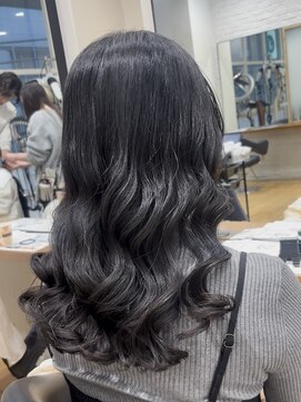 アメリ バイ アピッシュ(Amelie by apish) コテで巻いたような韓国風パーマ