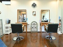 ヘア ライフ セリス(hair life Celis)の雰囲気（２席による居心地が良い落ちついた空間です）