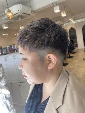 アンジュベイナハ (Ange Bay NAHA) 女性フェードカットハイトーンカラー