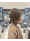 ベージュ系ミニボブ