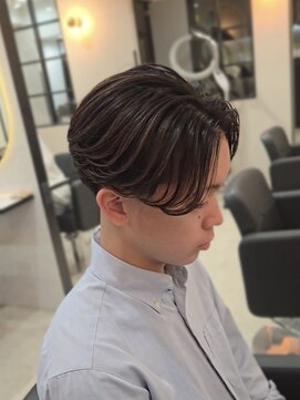 テーパーフェード×センターパート/海外ヘア/スキンフェード