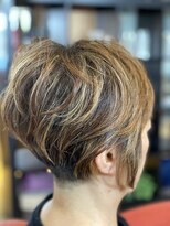 ビス(biss) ハイライトボブ 刈り上げスタイル