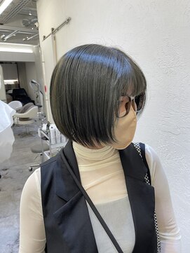 アナ ラーナ(Anna Lanna) 柔らかカーキグレージュ×ボブ