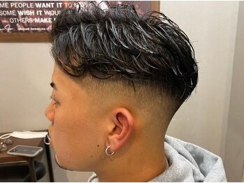 ドープザバーバー(DOPE THE BARBER)の写真/【夜23時まで営業】忙しいビジネスマンでも通いやすい！短時間でキマる大人メンズズタイルに！