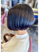 くせ毛うねりを首きれい ふんわり前下がりマッシュボブ