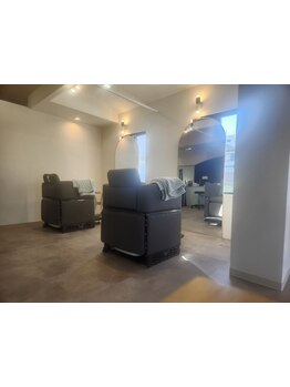 大人女性の魅力を引き出す似合わせ提案で、より美しく自然な印象に。いつまでも綺麗でいたい想いを叶えます