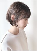 大人かわいい まとまる前下がり丸みショートボブ 耳かけ