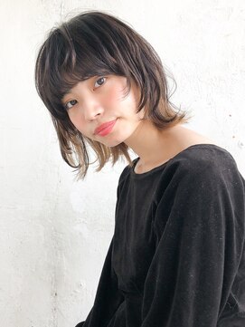 ルティア(Lutia) インナーカラー  外ハネスタイル