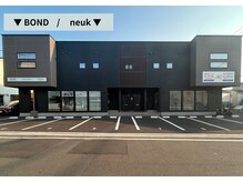 ボンド ヌーク(BOND / neuk)の雰囲気（［BOND］1階左端に入り口 /お隣［neuk］白いカーテンが目印）