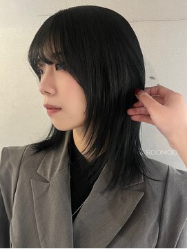 ナループロア ルームー(Nalu pu loa ROOMOO) 韓国ミディアムレイヤーカット×ブルーブラックカラーKIRA