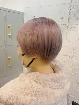 エム(EM) ホワイトピンクベージュ×前下がりショート