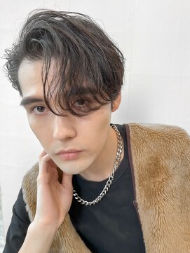 ジョエミバイアンアミ(joemi by Un ami) サイドパート スパイラルパーマ アップバング ガイルヘア 中華