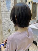 切りっぱなし外はねボブスタイル