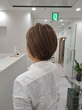 アイコニックナゴヤ(AIconic nagoya) ひし形/ベージュカラー/耳かけショート