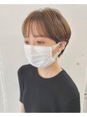 ブリーチなしベージュカラーのコンパクト耳掛けショート