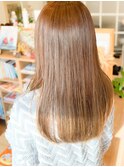 柔らかな冬の彩光に似合うウォームベージュをロングヘアにも