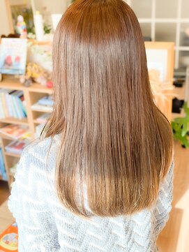 エホン(ehon) 柔らかな冬の彩光に似合うウォームベージュをロングヘアにも