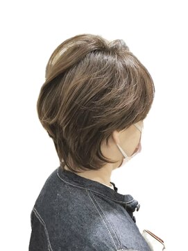 アルム(arum) ウルフレイヤー、ショートボブ。