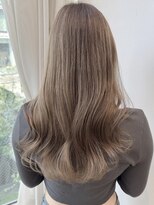 バイオレット 表参道店(Violet)&nbsp;くびれレイヤーミルクティーベージュグレーヘアー