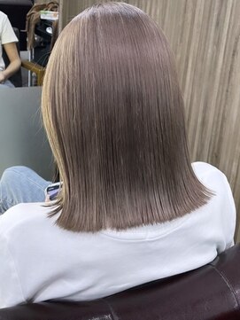 イリ 心斎橋(ili) ハイトーンカラーミルクティーベージュボブ