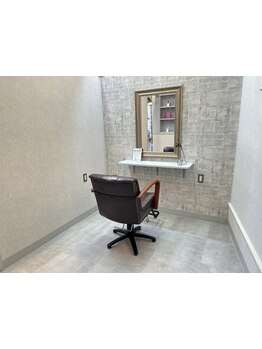 居心地の良いおもてなしで、長く通えるサロン♪お席とお席の間で仕切りがあり、隣を気にせずリラックス＊