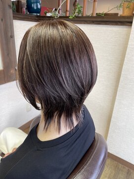 立体感くびれひし形レイヤーカットショートボブスタイル30代40代