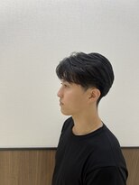 ステージ(STAGE)&nbsp;ダウンパーマ　韓国メンズヘア　センターパート　カルマパーマ