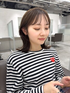 キートス(Kiitos) 切りっぱなしミディアムレイヤースタイル耳掛けシースルー