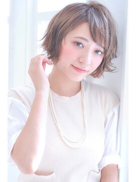 エルフォ(elfo) 【elfo】外ハネとベージュカラーで華やかショートボブ