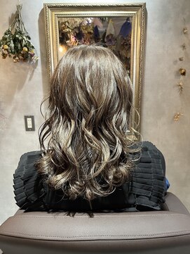 お花と犬と美容室 ミディアムグレージュ