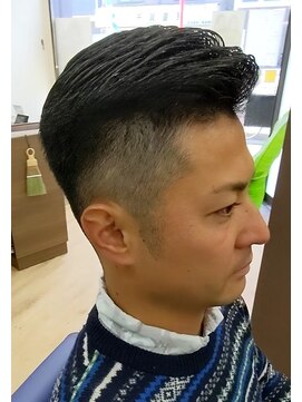 ブルブンガ(Berbunga) アップバングショートヘア×フェードバーバースタイル