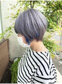 シルバーとブルーの個性派ショート
