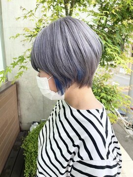 エム インターナショナル 春日部本店(EMU international) シルバーとブルーの個性派ショート