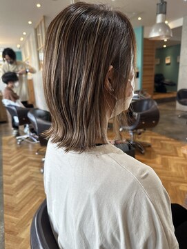 エモ(emo) 外ハネグレージュ