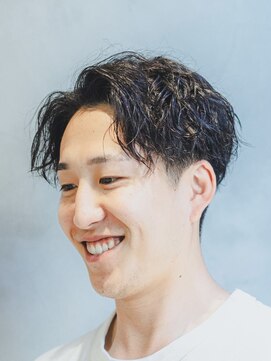 ニーイチイチ(211) メンズセンターパート/ツイストスパイラルパーマ/刈り上げ