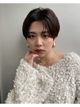 エアー 青山(AIR) 丸みショート前下がりセンターパートハンサムくびれショート