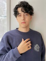 センターパート波巻きマッシュパーマツーブロック刈り上げ
