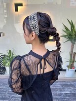 スミ(sumi)&nbsp;カチューシャ×ポニー編みおろし