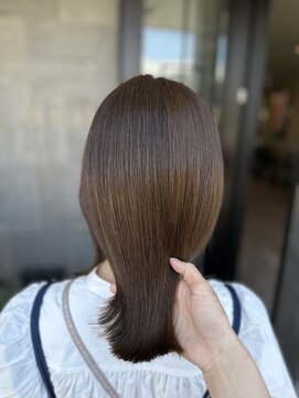 メゾン アヴァロ(Maison Avallo) 明るめベージュブラウンぱつっとセミディ