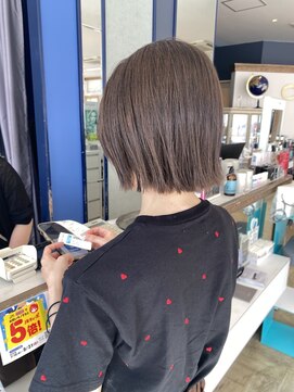 コワファースト 大分(COIFF1RST) 切りっぱなしボブ/外ハネスタイリング/グレージュ