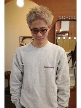 エディ(Edy) スパイキーショート刈り上げ抜きっぱなしブロンド眉毛カット