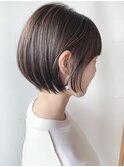 大人かわいい丸みショートボブ　耳かけショート20代30代髪型
