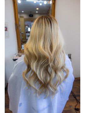 ヘアーメイク ダンス(hair make DANCE) プルエクステで夏に映える、海外風スーパーハイトーン