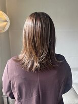 タヴィ(Tavi)&nbsp;外ハネミディアムヘア/くびれレイヤー/レイヤーカット/レイヤー